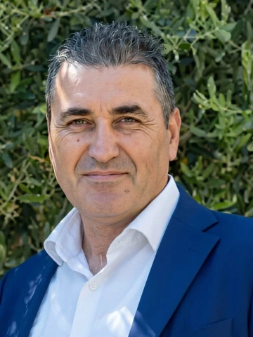 Adrian  Loata
